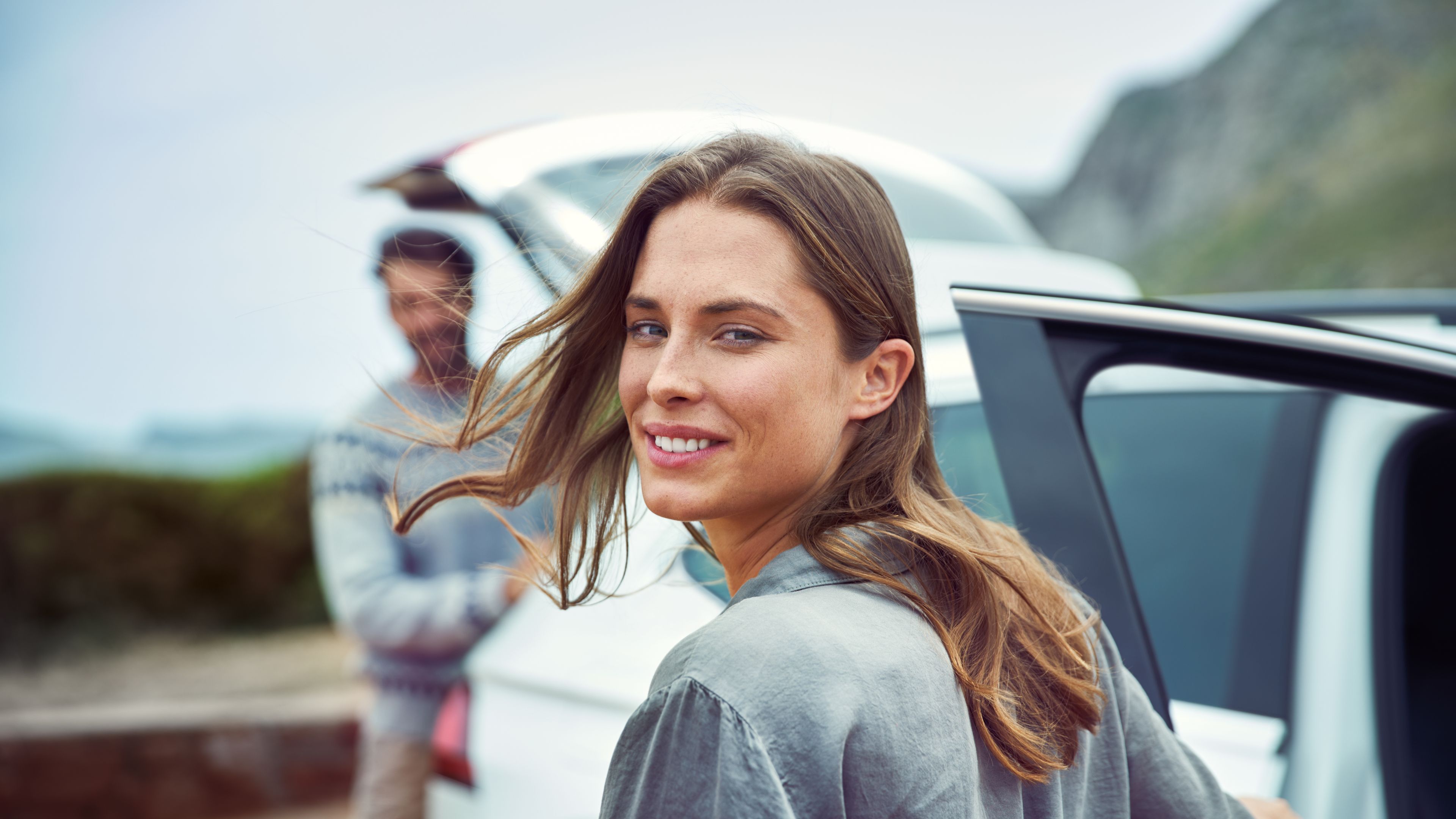 Volkswagen ID.3 fährt am Tag an einem Gebäude vorbei, Ansicht von schräg hinten
