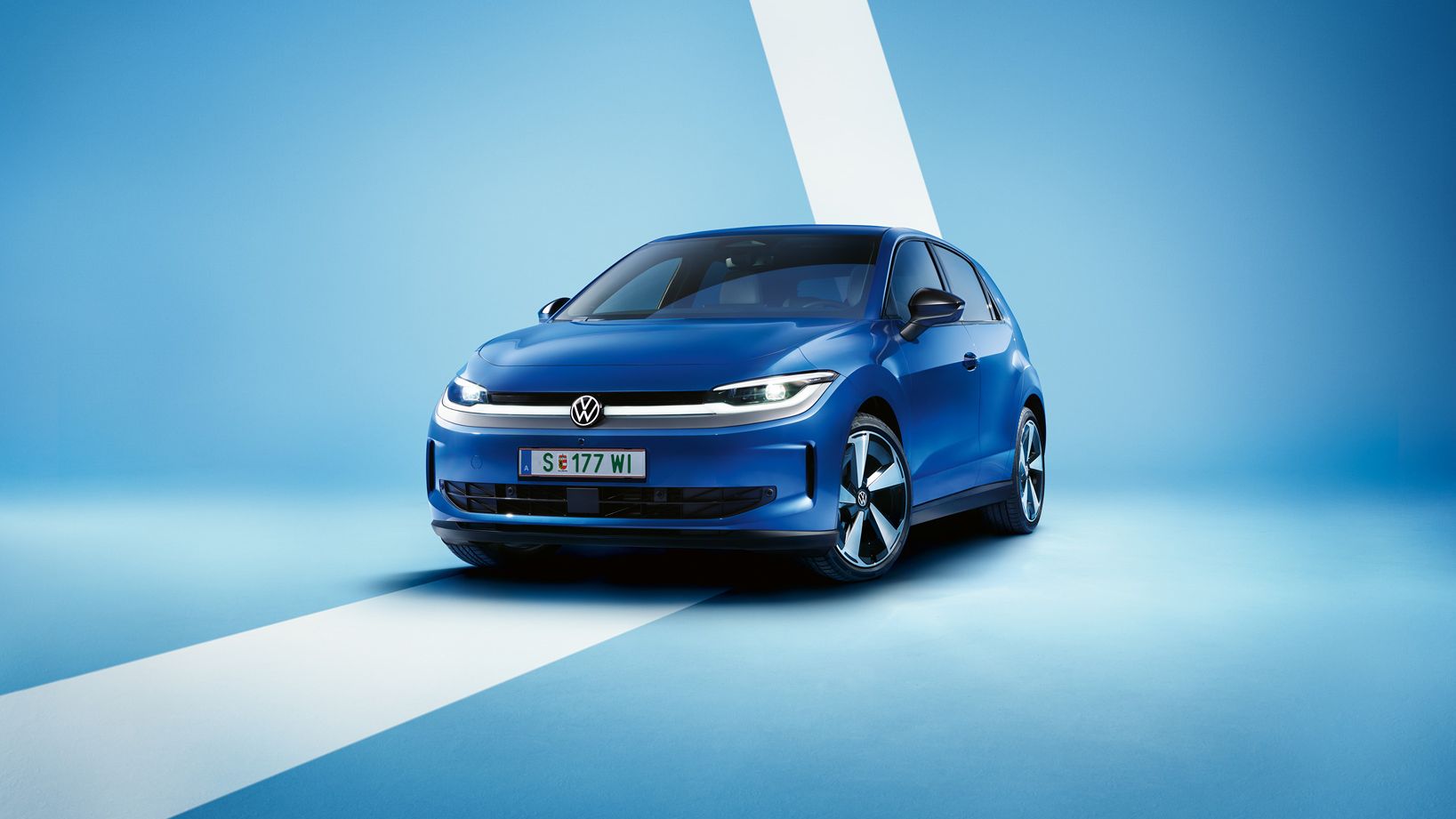Moder VW ID. Polo slog diagonalno spredaj na svetlo modrem ozadju.