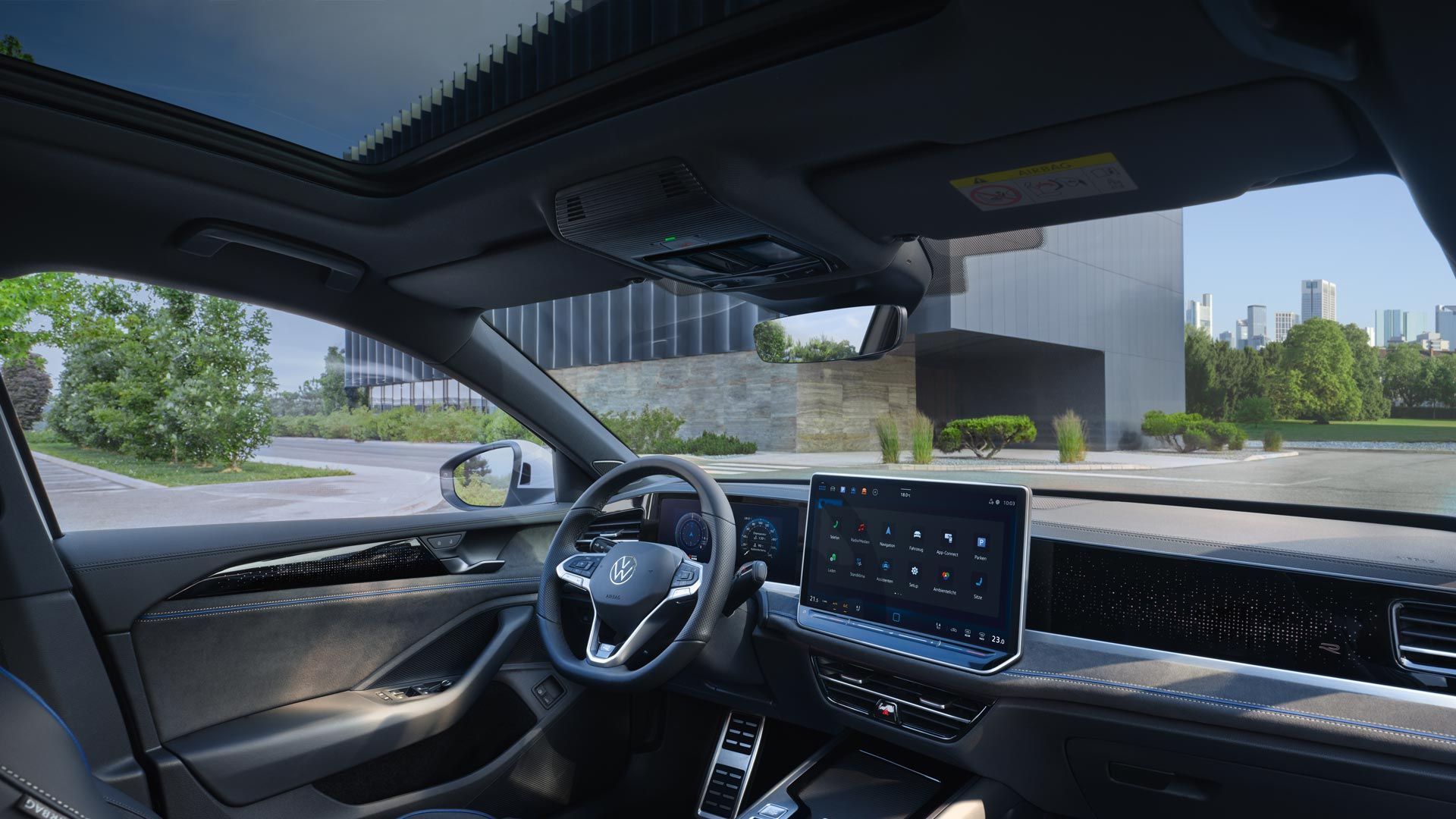 Notranjost VW Passata s pogledom na opcijske sedeže ergoActive in armaturno ploščo.