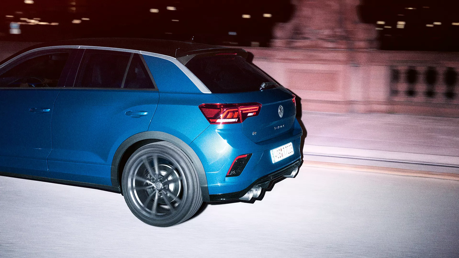 VW T-Roc R pelje po cesti, pogled na zadek