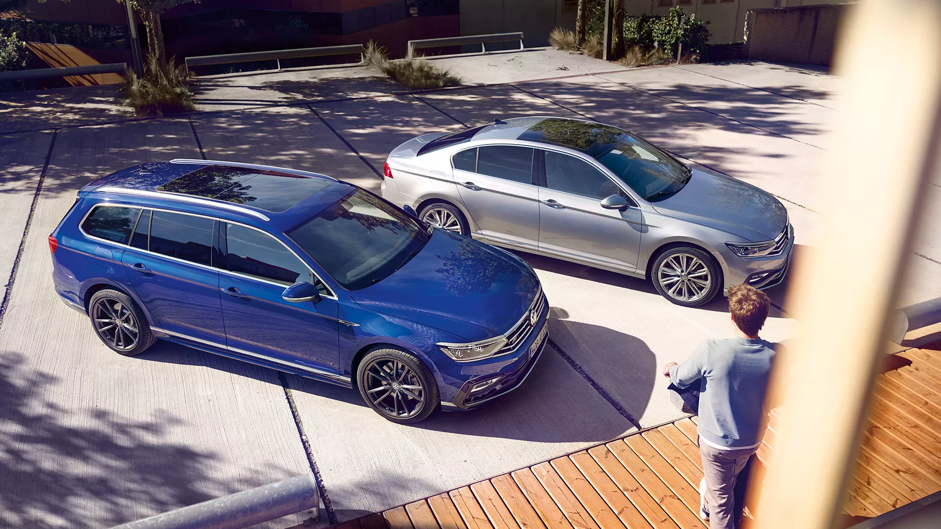 Pogled na parkirani VW Passat in VW Passat Variant s strani od zgoraj