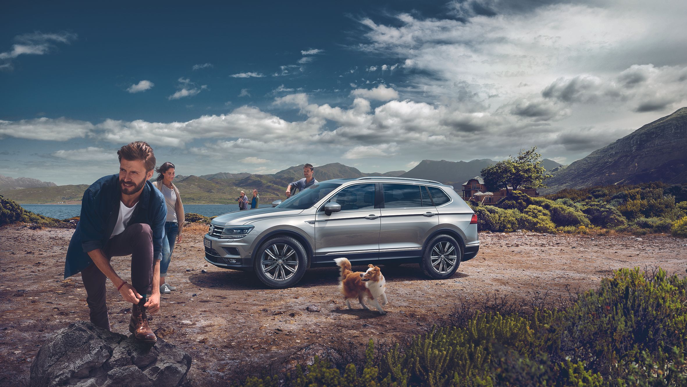 VW Tiguan Allspace srebrna zunanjost pogled od strani z družino