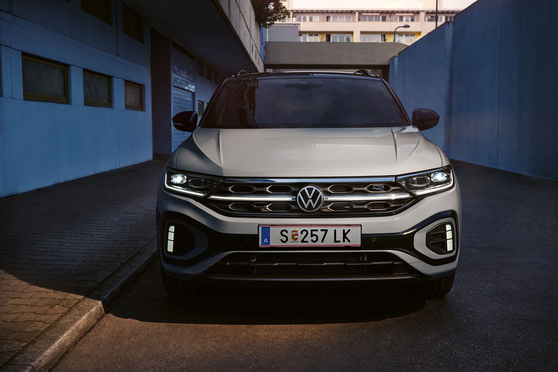 Frontansicht eines weißen VW T-Roc