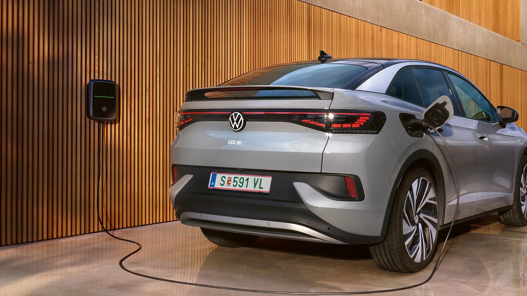 VW lädt an der ID. Charger 2 Wallbox