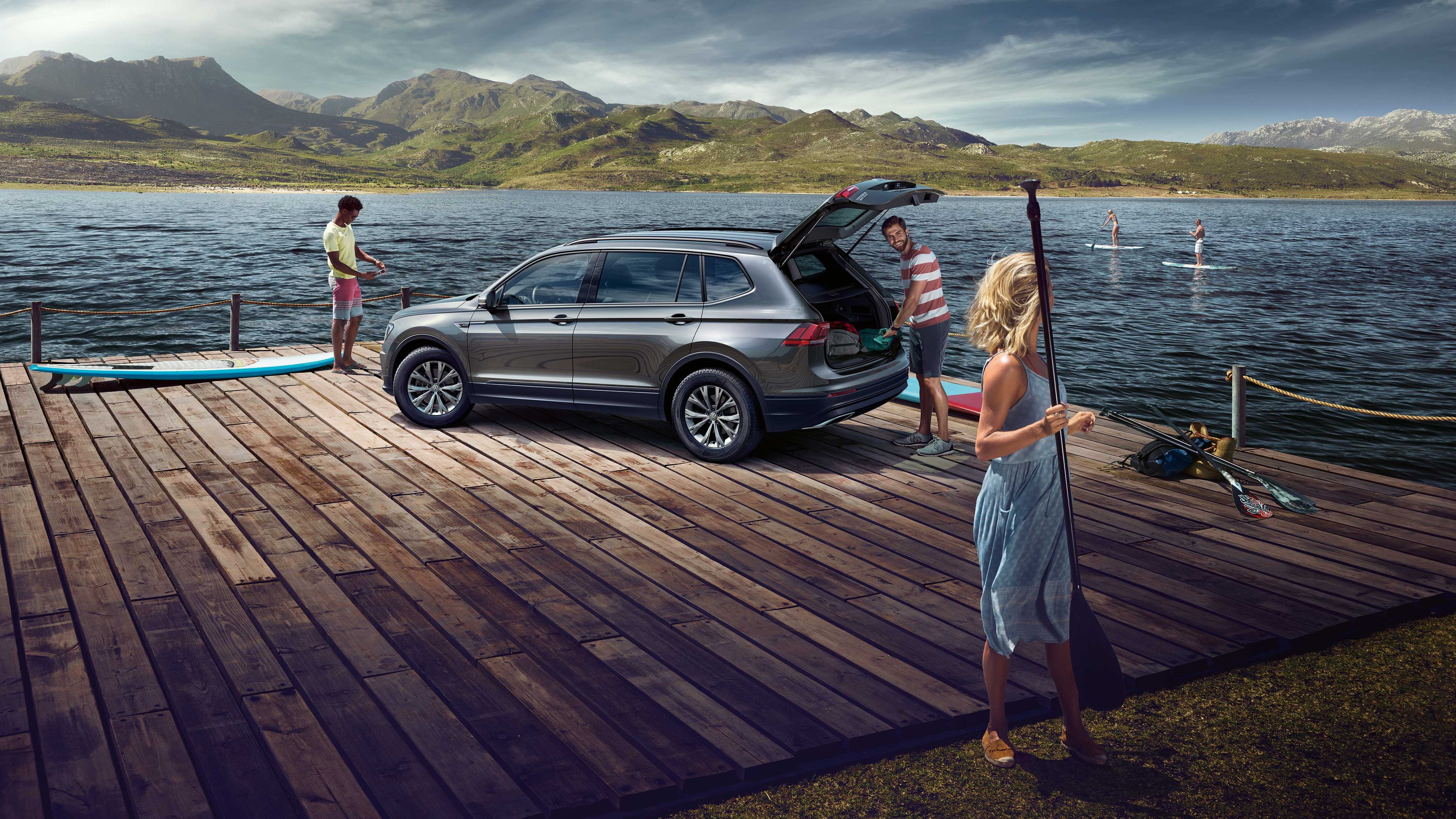 VW Tiguan Allspace srebrna zunanjost pogled od strani prtljažnik odprto