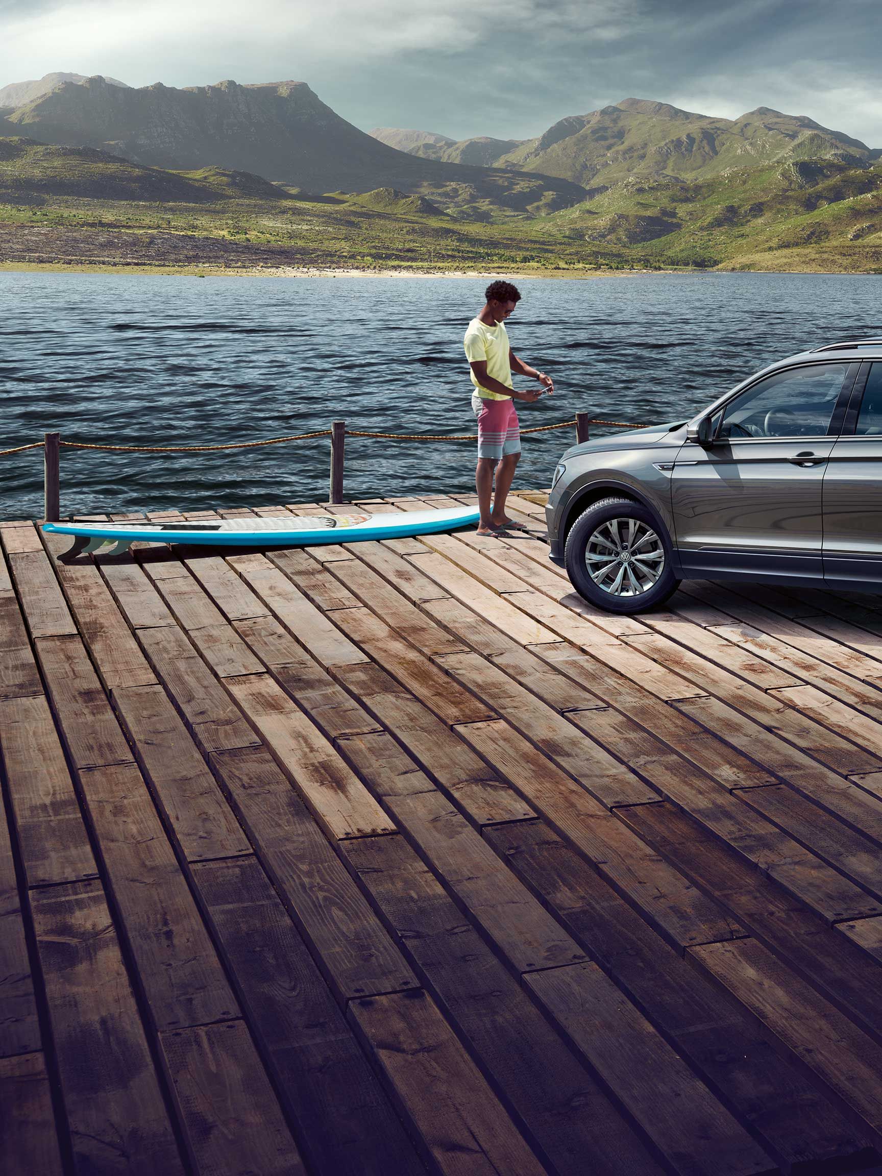 VW Tiguan Allspace srebrna zunanjost pogled od strani prtljažnik odprto