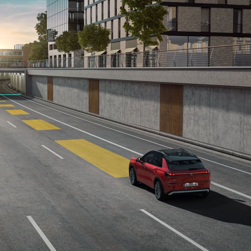 VW T-Roc Na sliki je shematsko prikazana uporaba VW T-Roca za prikaz funkcionalnosti avtomarskega uravnavanja razdalje (ACC).