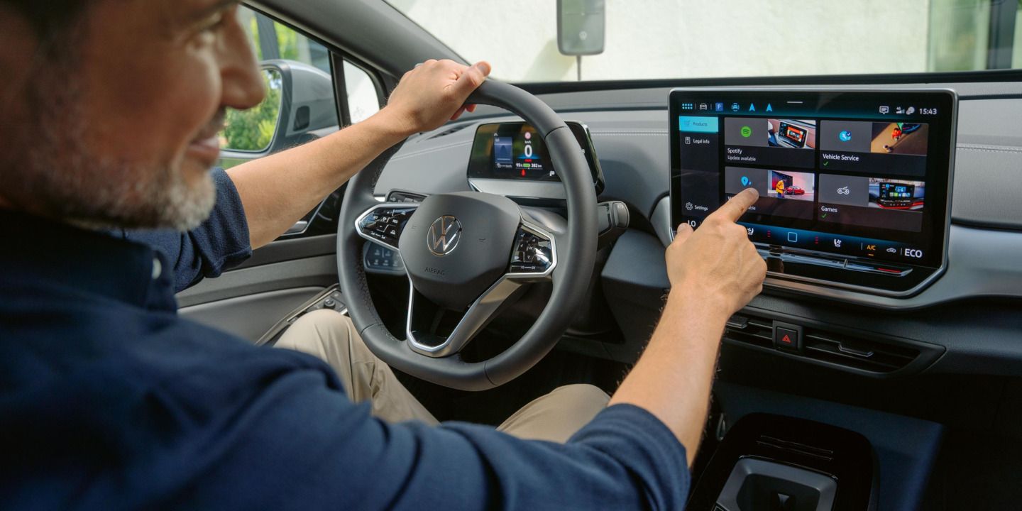 Mann nutzt die Apps im Infotainmentsystem im VW ID.5.