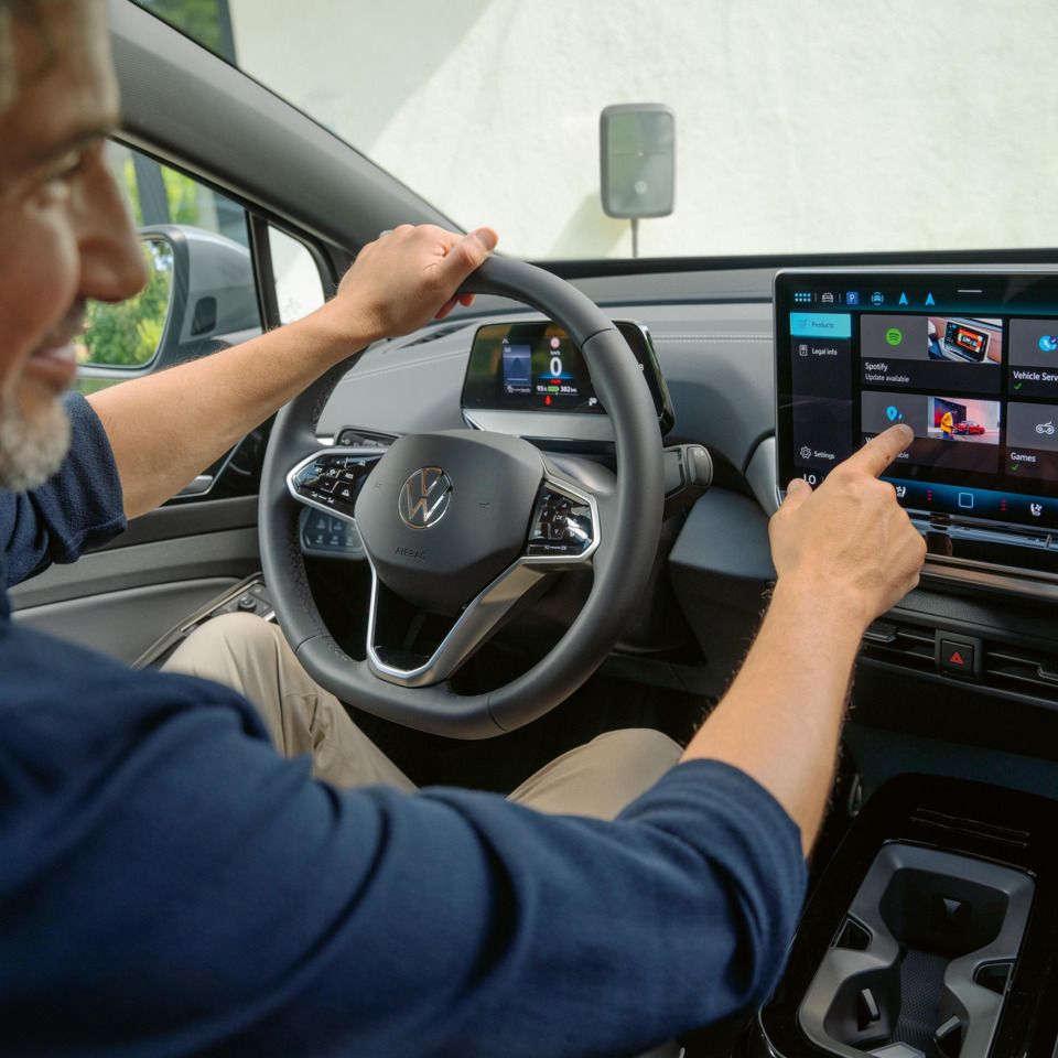 Mann nutzt die Apps im Infotainmentsystem im VW ID.5.