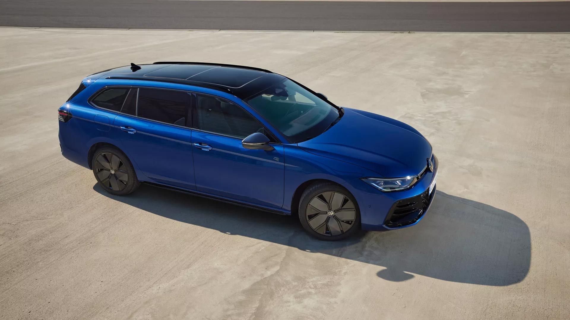 Stranski pogled na parkiran moder VW Passat R-Line.