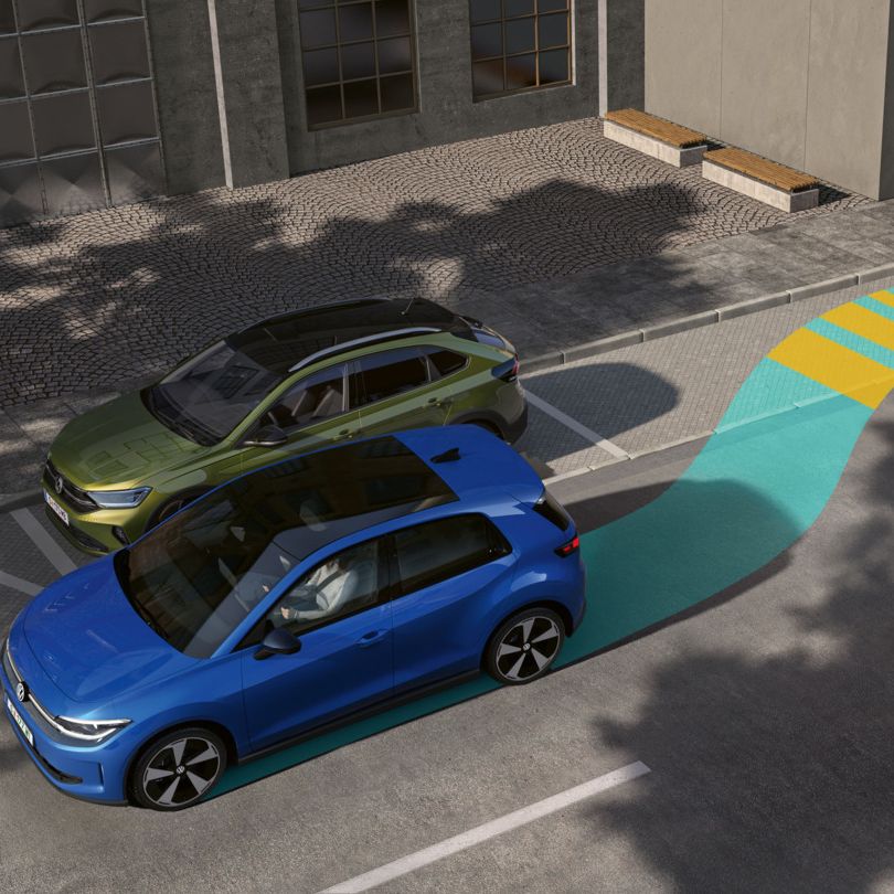 Na ilustraciji je prikazan VW ID. Polo, ki se z Park Assist Plus zapelje vzvratno v stransko parkirno mesto.