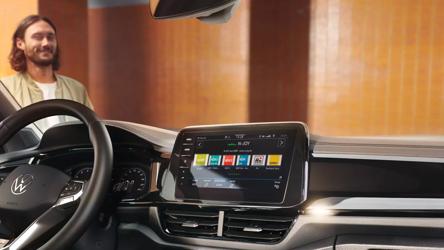 Notranjost VW T-Roca, detajlni posnetek infotainment sistema Discover Pro.
