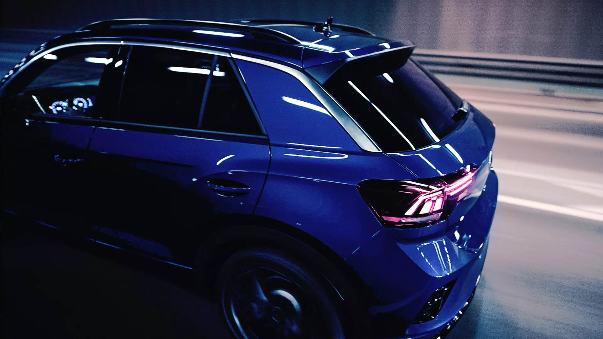 Pogled na VW T Roc R od zadaj s strani