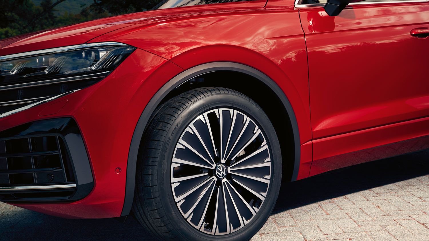 Podroben pogled na platišče vozila VW Touareg Elegance eHybrid.