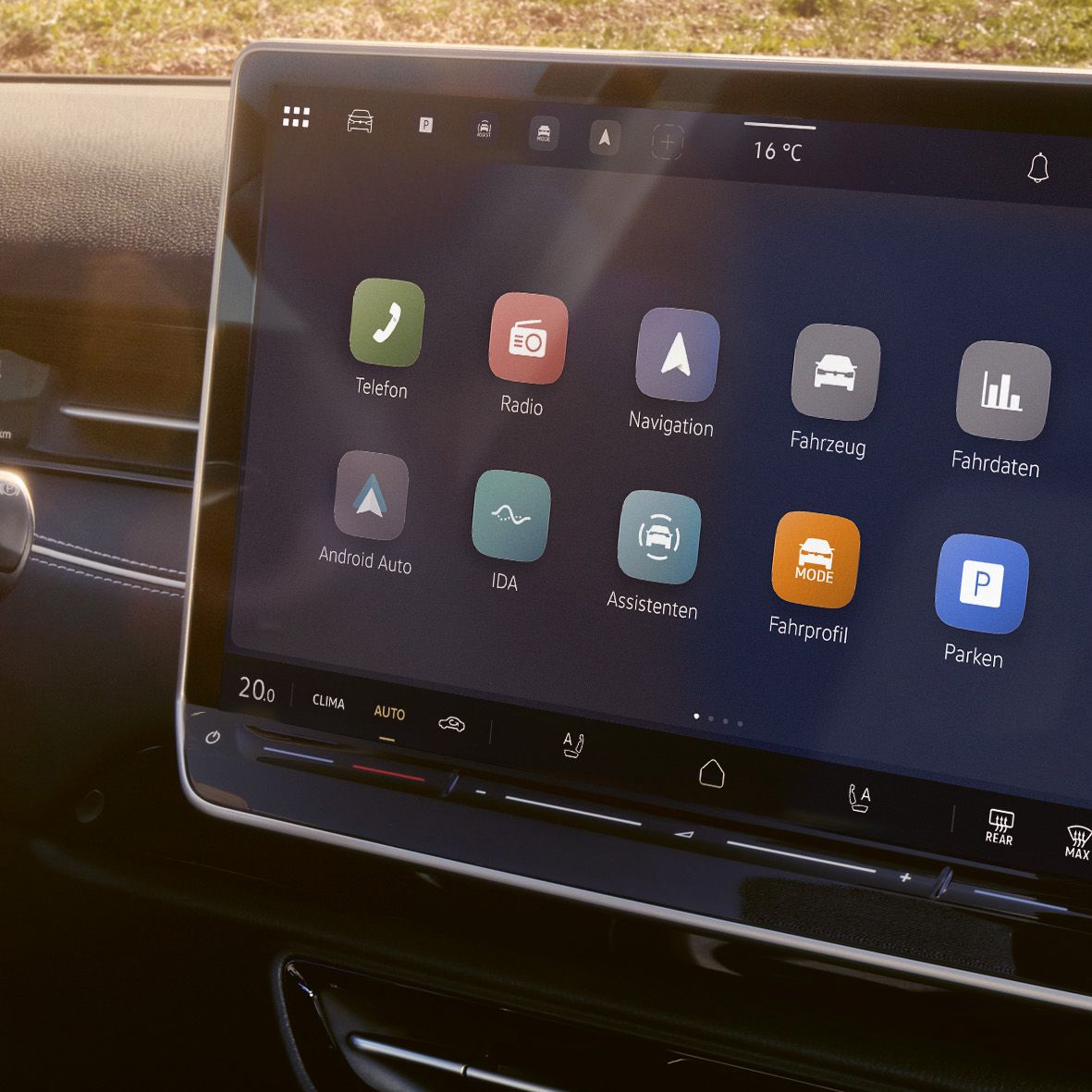 Das Bild zeigt das Infotainment System eines ID. Modells und eine Übersicht über die verfügbaren Funktionen im Menü