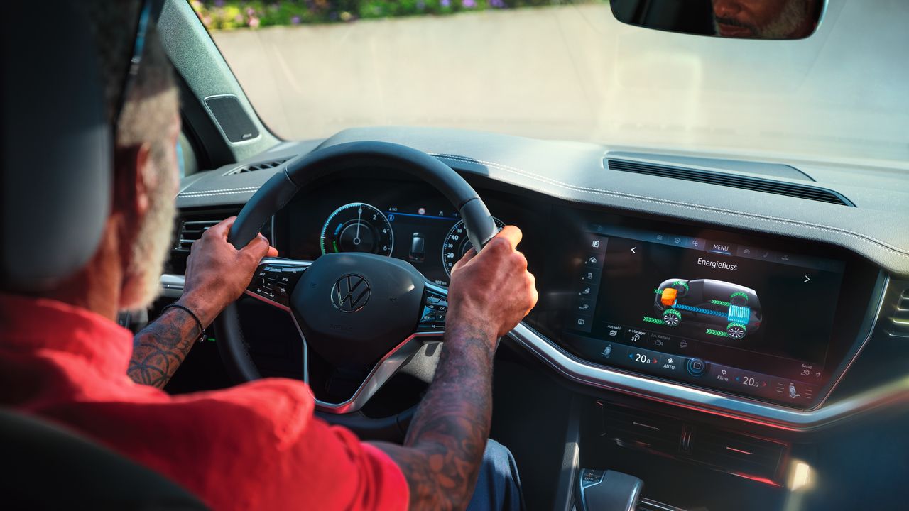Volkswagen Touareg eHybrid, notranjost, armaturna plošča z infotainment sistemom, prikazan je tok energije