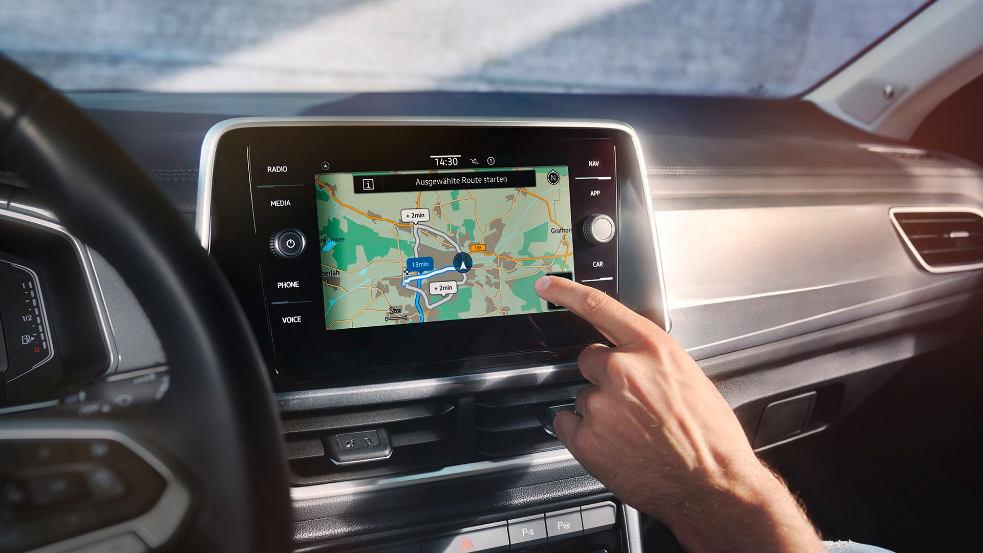Notranjost VW T-Roca, detajlni posnetek ročnega upravljanja infotainment sistema Discover Media.