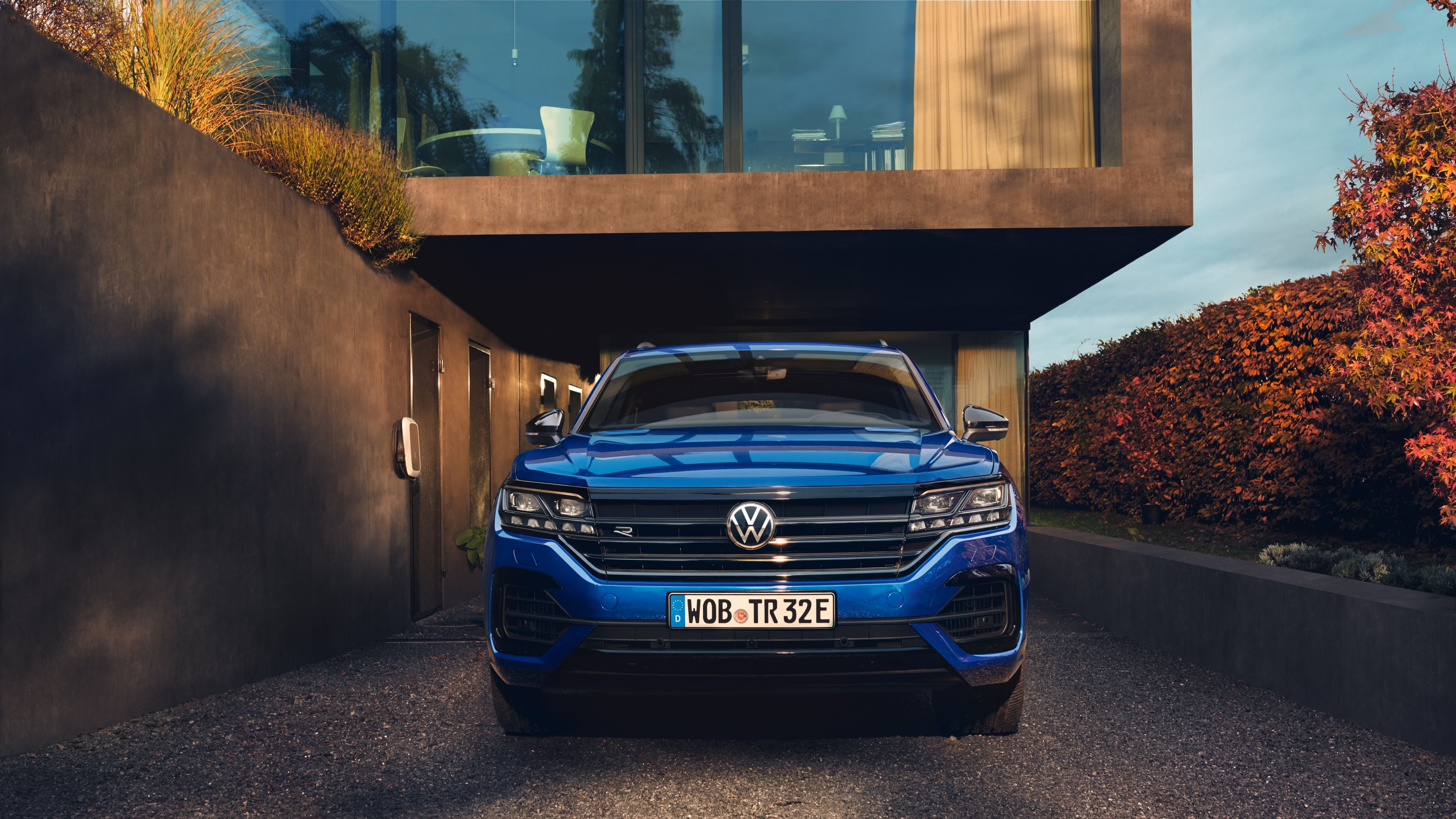 VW Touareg R eHybrid je parkiran poleg stenske polnilne postaje