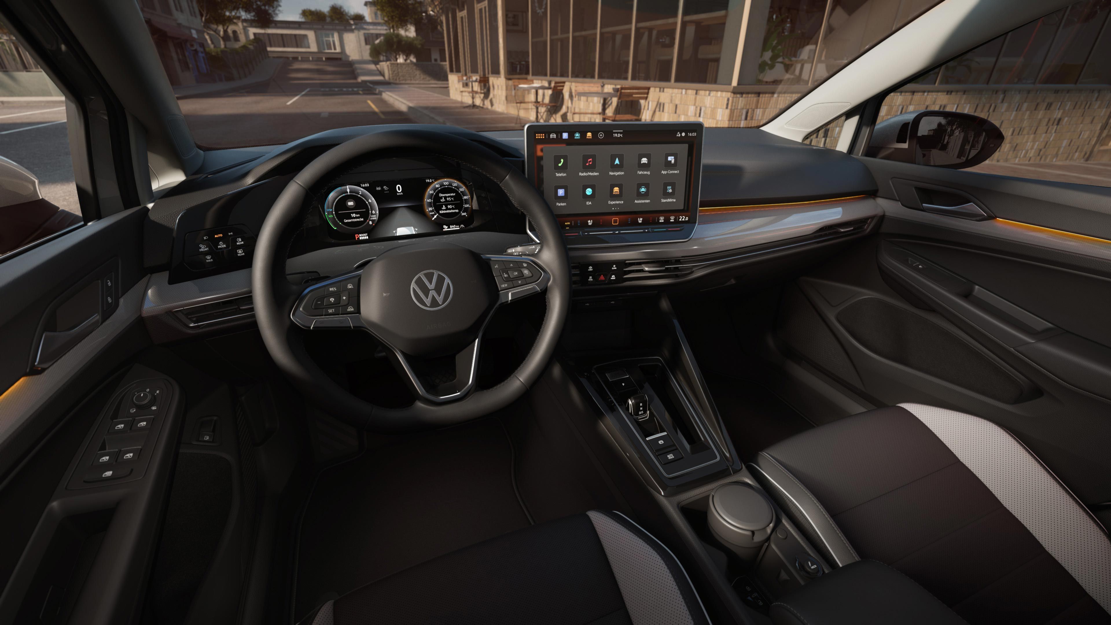 Notranjost VW Golfa s pogledom na sedeže in armaturno ploščo.