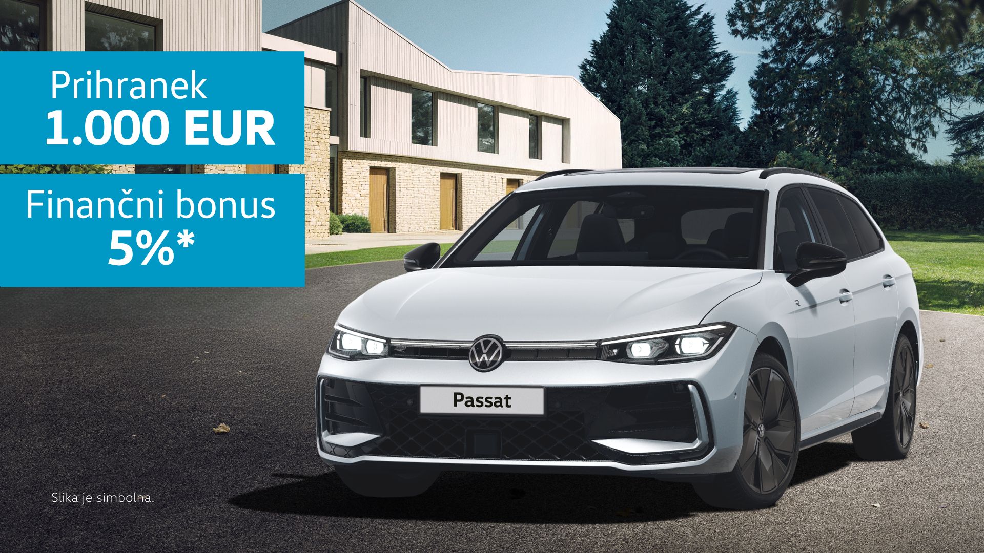 Promocijska slika belega Volkswagen Passat, parkiranega pred moderno hišo z zelenico. Na levi strani sta modra oglasa z napisoma »Prihranek 1.000 EUR« in »Finančni bonus 5%*«. 