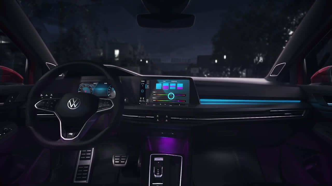 Notranjost avtomobila Volkswagen ponoči, osvetljena z ambientalno svetlobo. 