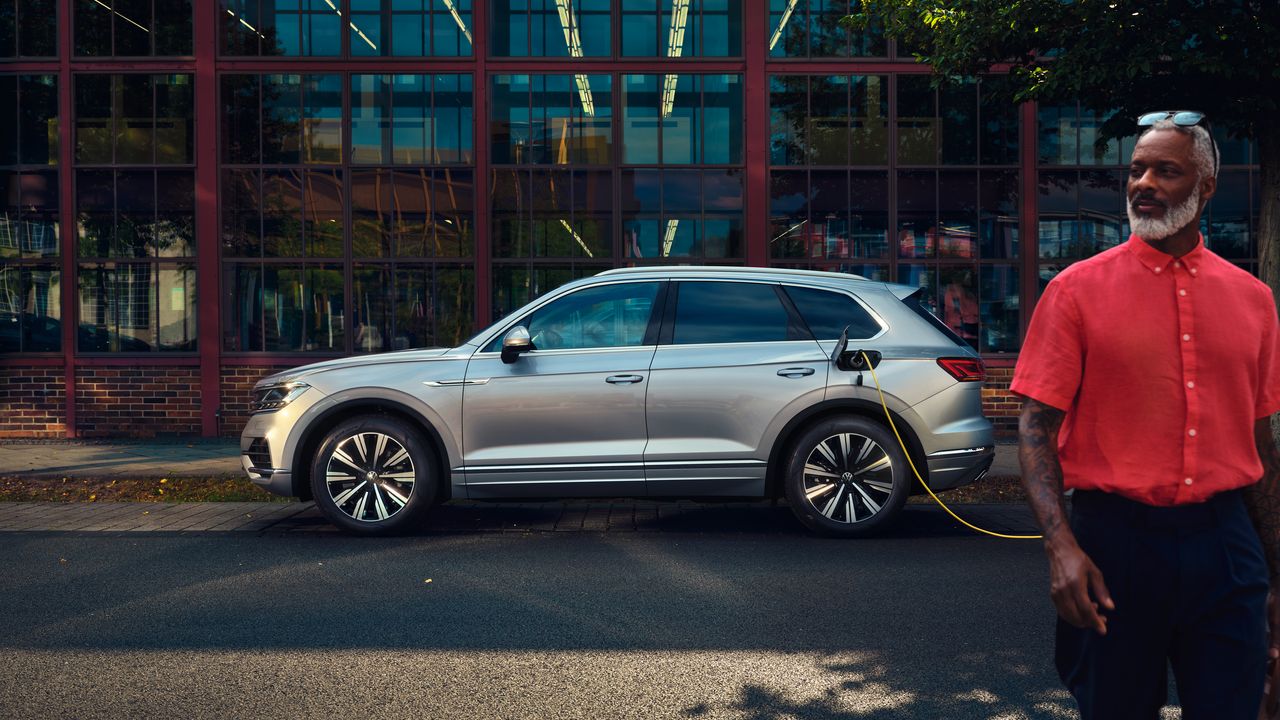 Volkswagen Touareg eHybrid srebrne barve