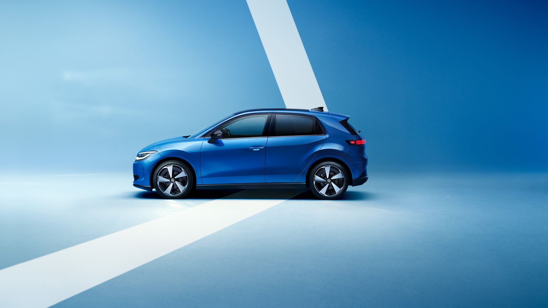 Stranski pogled na modri VW ID. Polo stil na svetlo modrem ozadju.