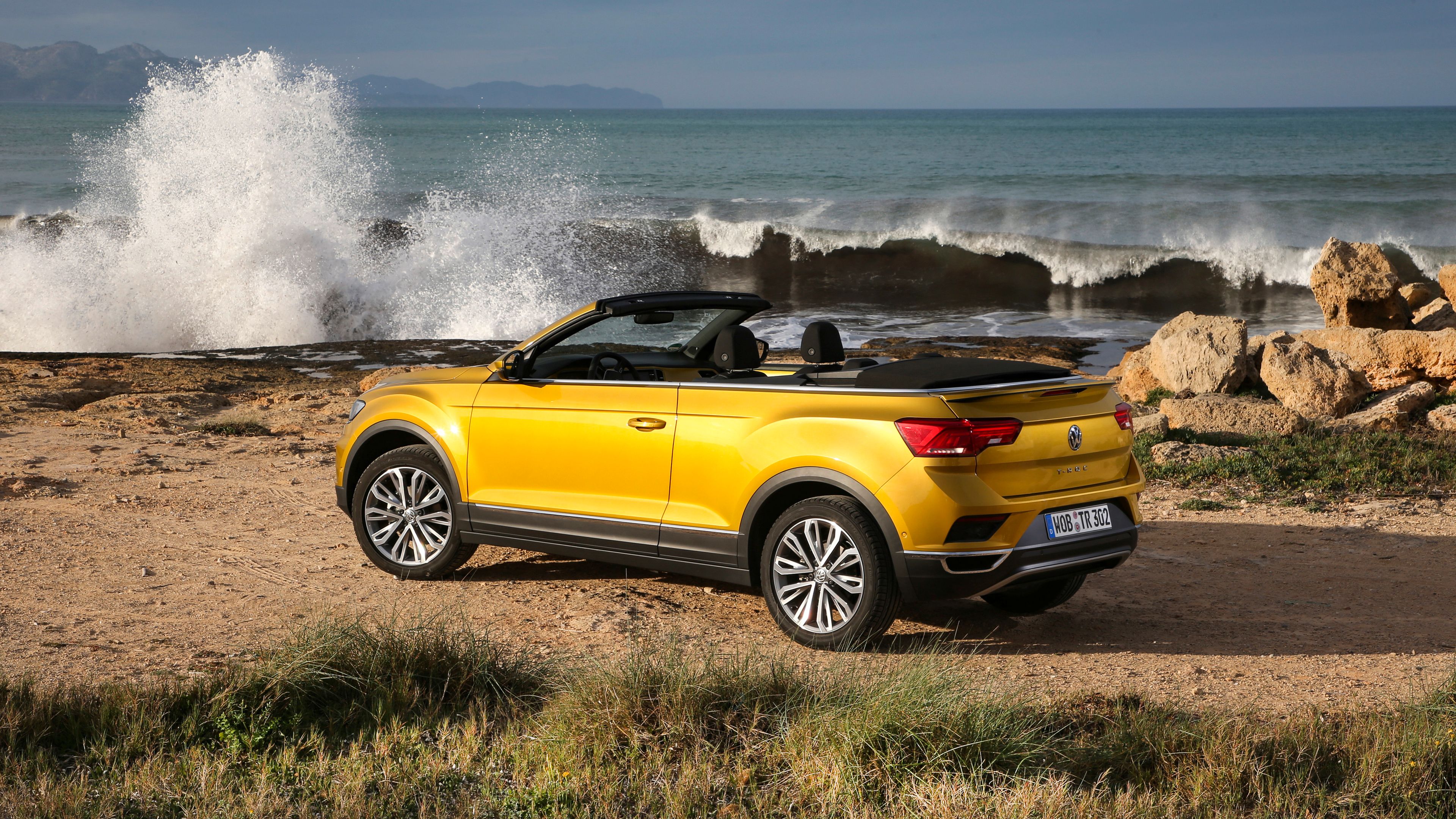 VW T-Rocom Cabriolet, v ozadju morje