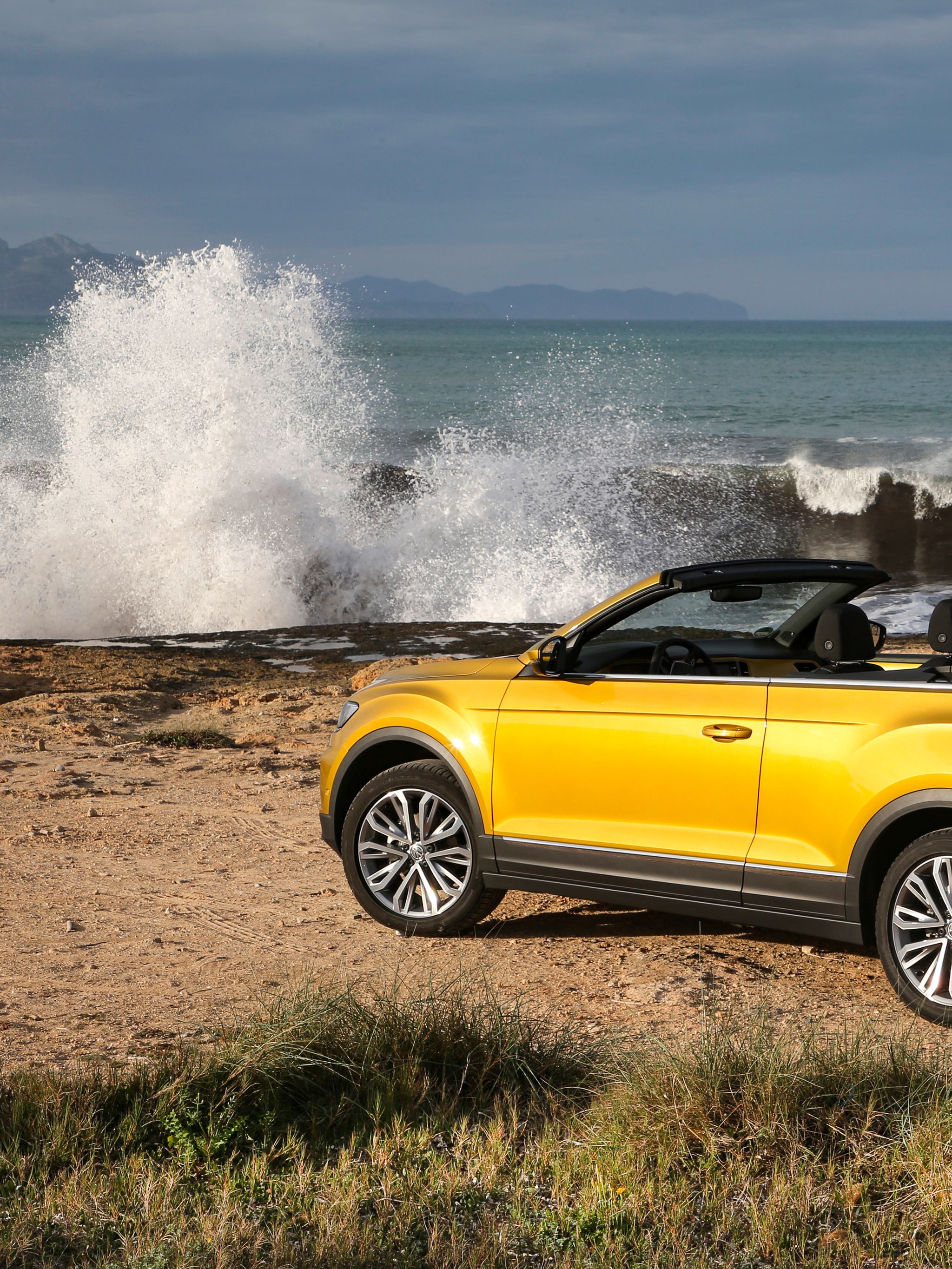 VW T-Rocom Cabriolet, v ozadju morje