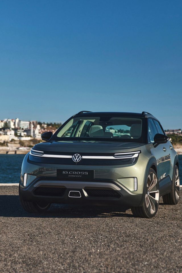 Diagonalno od spredaj je prikazan zelen VW ID. CROSS Concept.