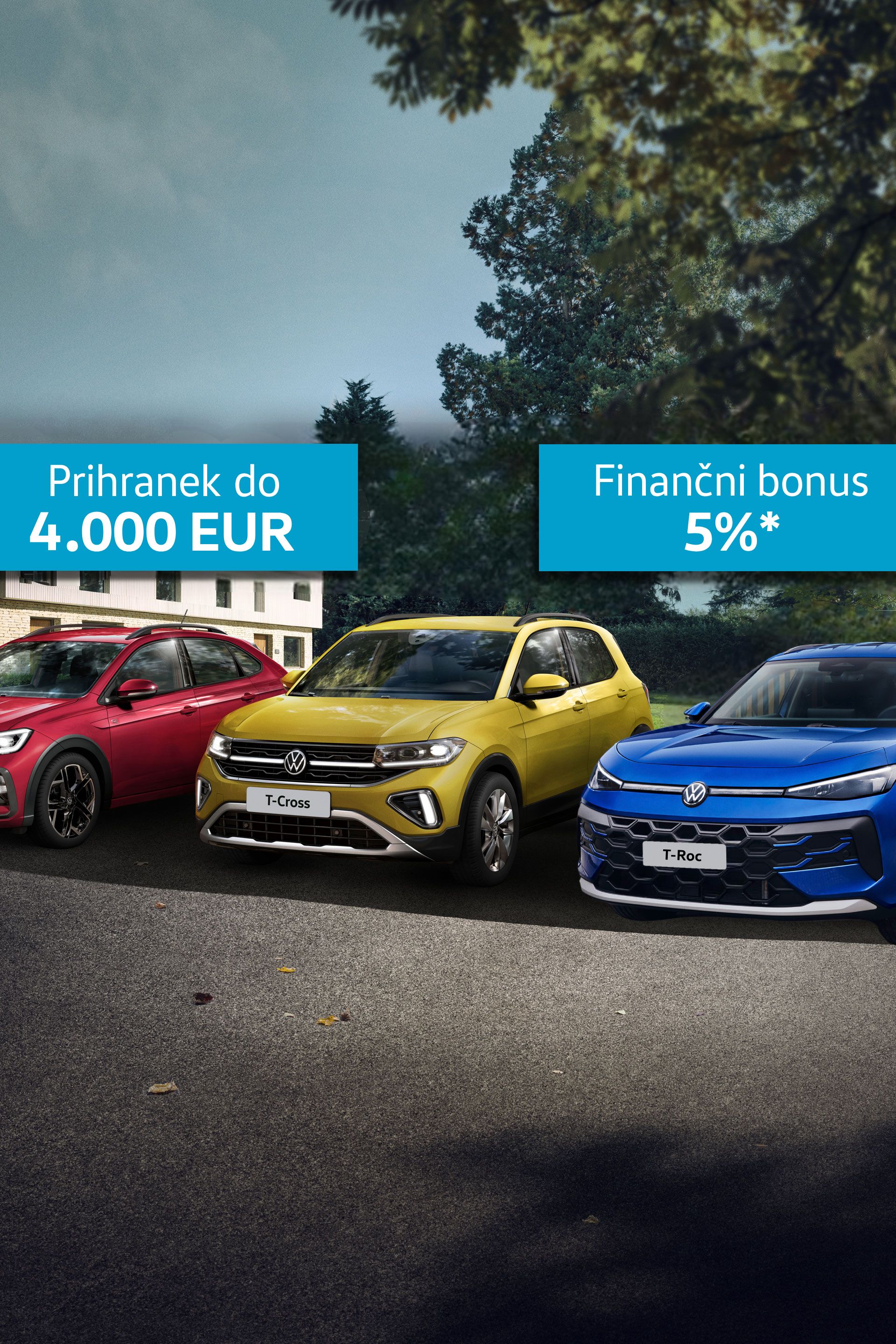 Promocijska slika s tremi Volkswagnovimi vozili (rdečim, rumenim in modrim) parkiranimi pred sodobno belo hišo v zelenem okolju. Nad avtomobili sta modra napisa: »Prihranek do 4.000 EUR« in »Finančni bonus 5%*«.