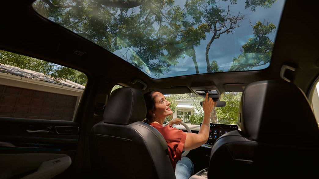 Ženska upravlja panoramsko strešno okno Smart Glas v VW ID.7.