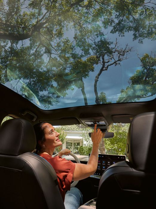 Ženska upravlja panoramsko strešno okno Smart Glas v VW ID.7.