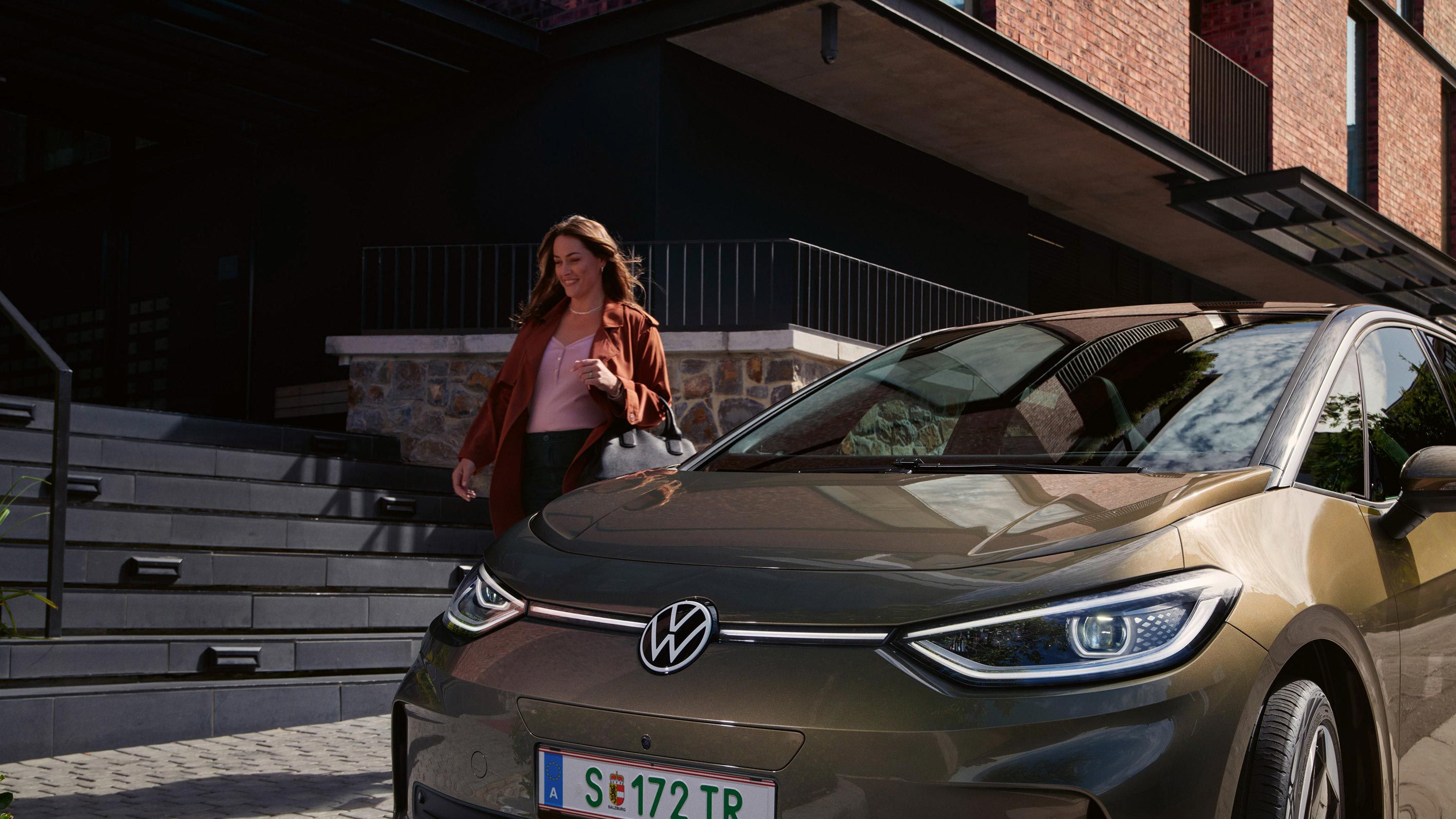 Sprednji del modela VW ID.3, ki stoji na parkirišču. 