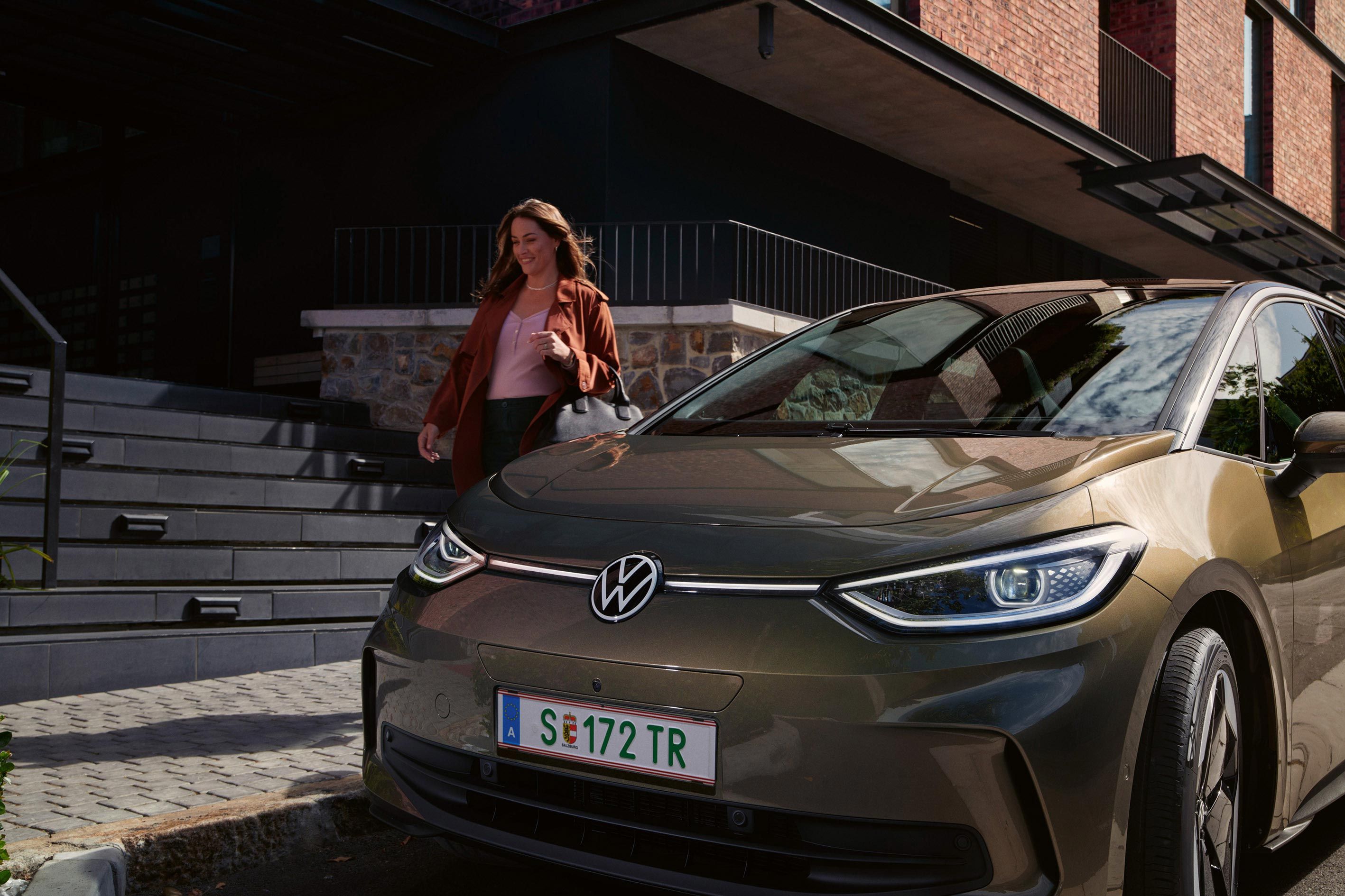 Sprednji del modela VW ID.3, ki stoji na parkirišču. 