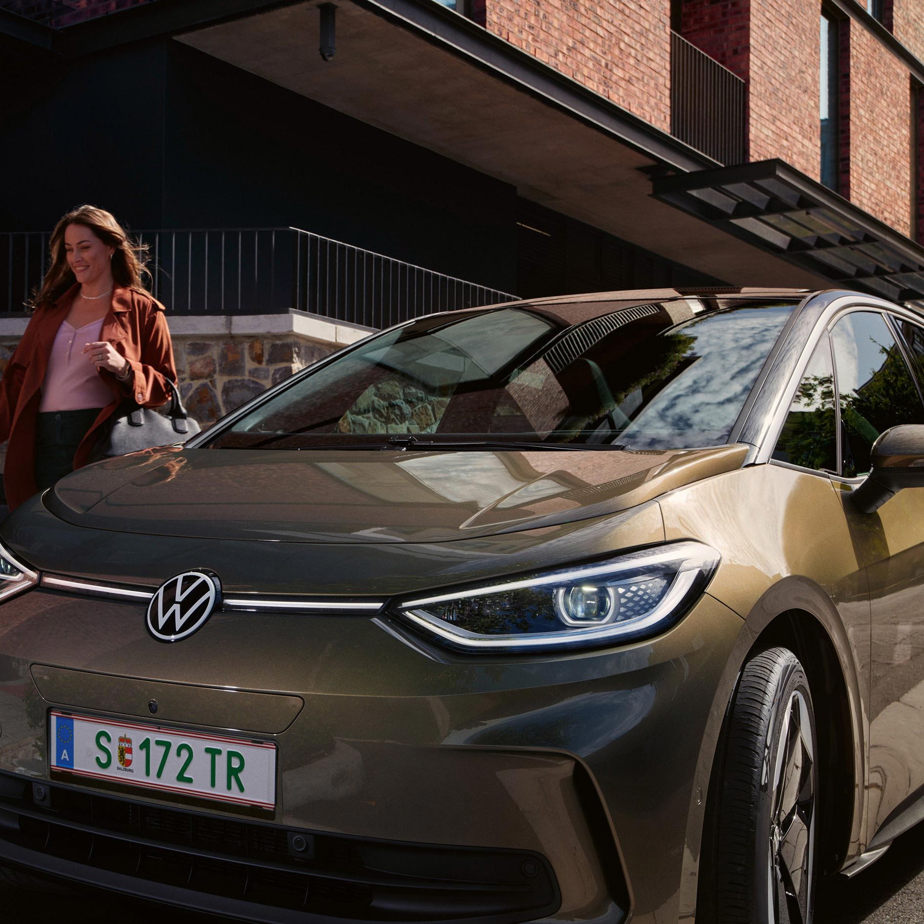 Sprednji del modela VW ID.3, ki stoji na parkirišču. 