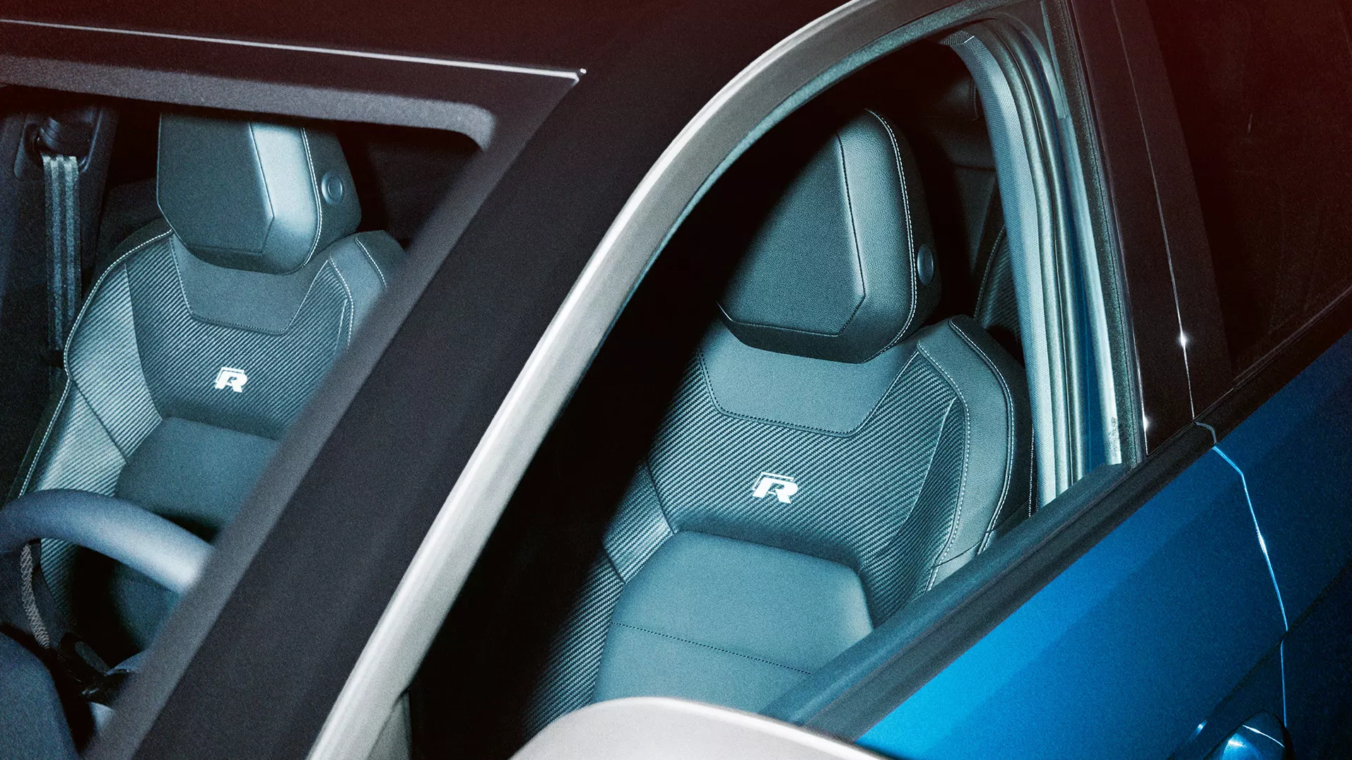 Pogled skozi okno na voznikov sedež z logotipom R v modelu VW T-Roc R
