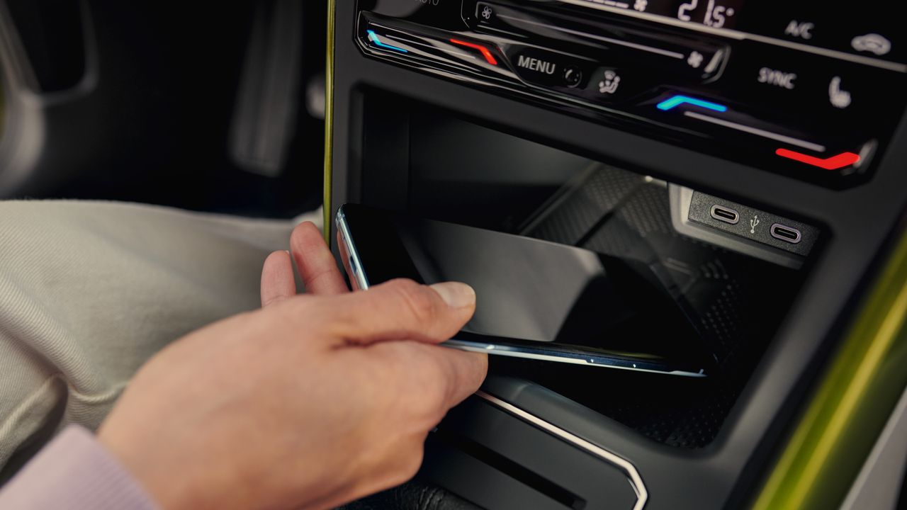 Detailaufnahme des Wireless Charging und der USB-C-Schnittstellen im VW Taigo 