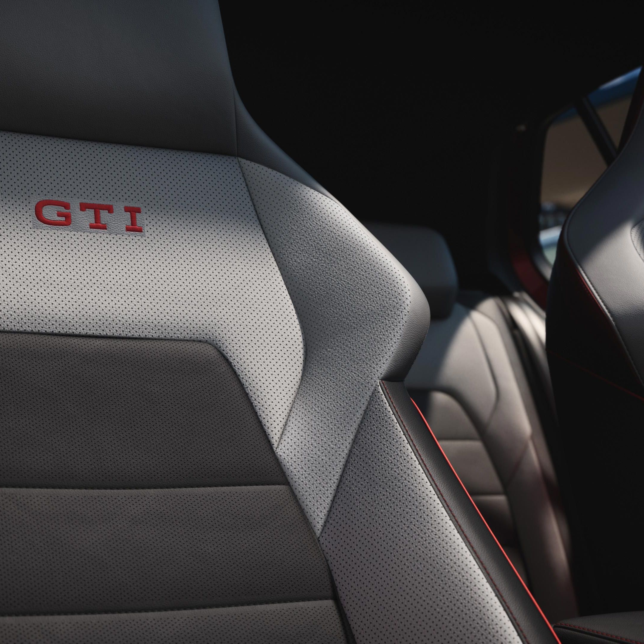 Detajlni posnetek sedežev v VW Golfu GTI.