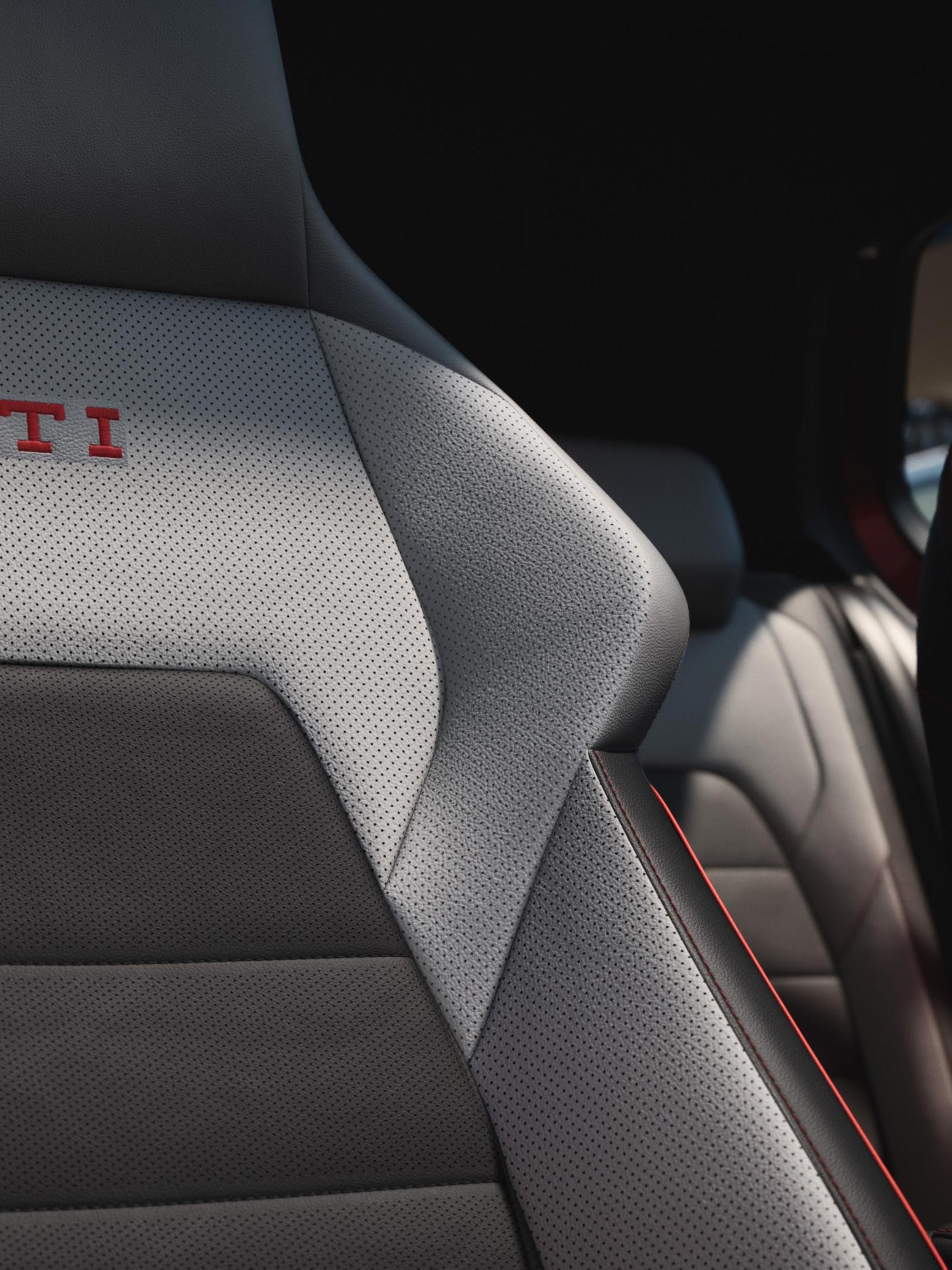 Detajlni posnetek sedežev v VW Golfu GTI.