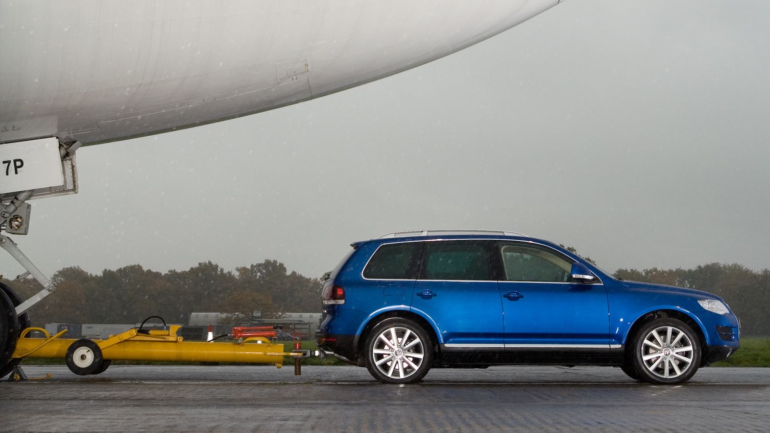 VW Touareg vleče letalo Boeing 747 