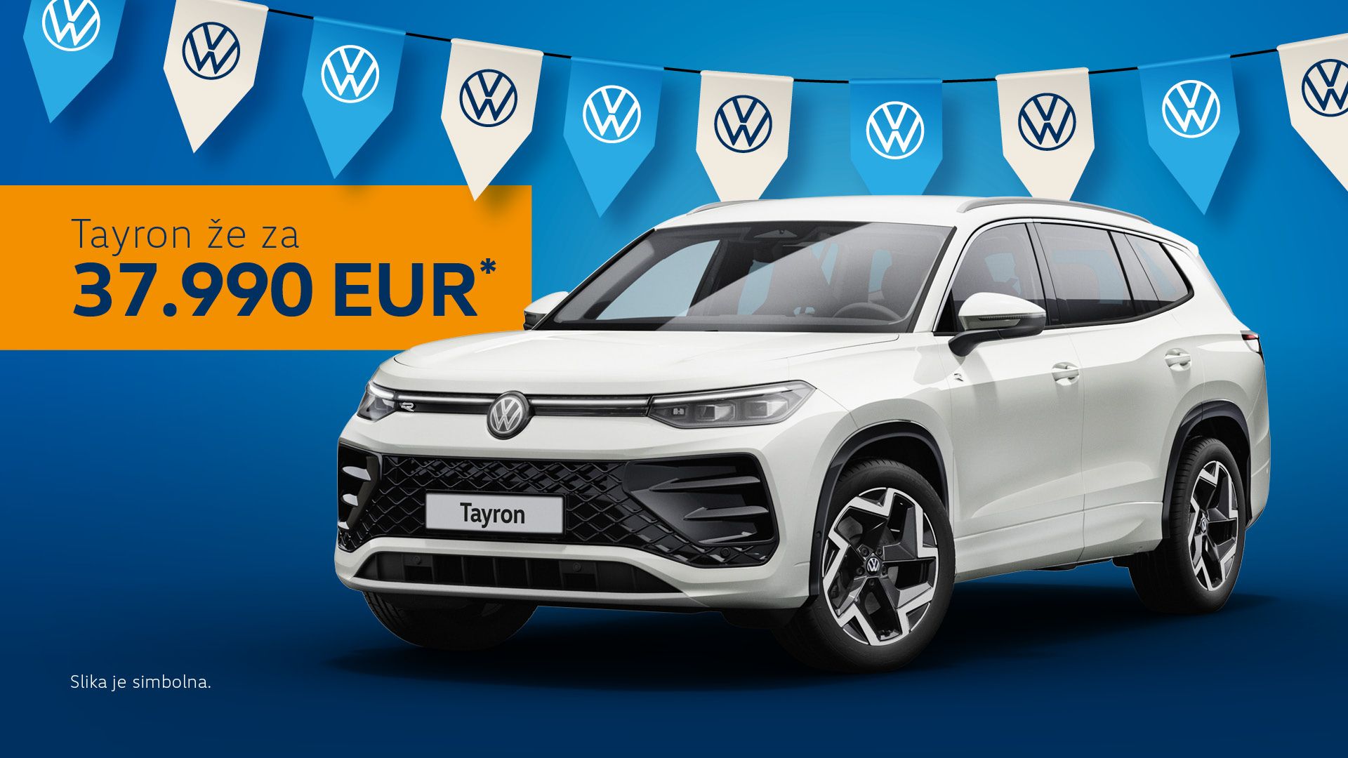 Oglas za bel SUV Volkswagen Tayron, parkiran na modrem ozadju. Na levi je oranžen pravokotnik z napisom »Tayron že za 37.990 EUR*«. Zgoraj visi veriga zastavic z logotipom VW, spodaj levo pa piše »Slika je simbolna.«