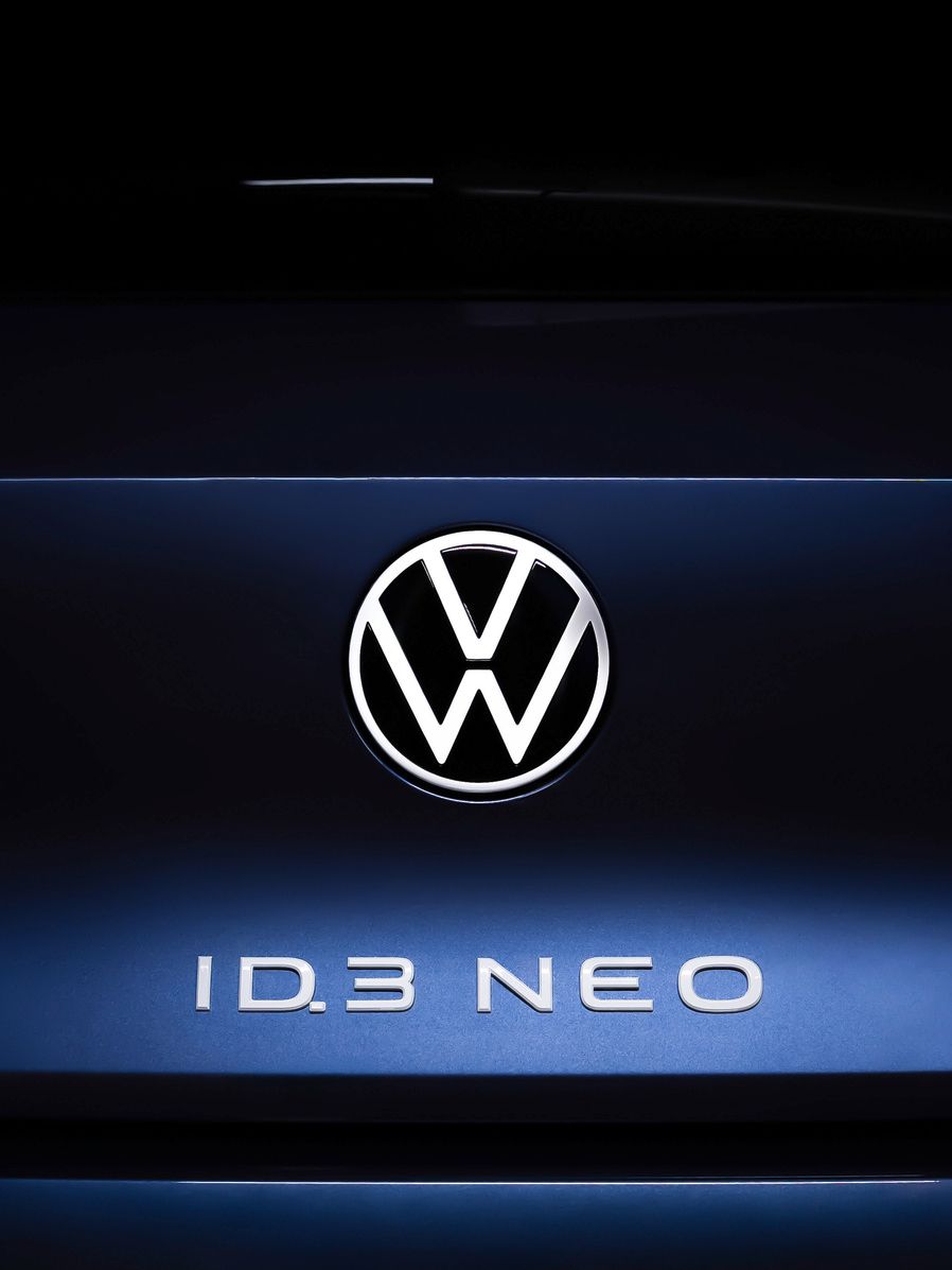 Napis in Volkswagnov znak na zadku modela VW ID.3 Neo.