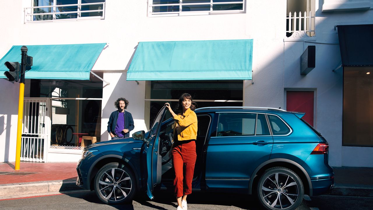 Frau steigt aus VW Tiguan R-Line