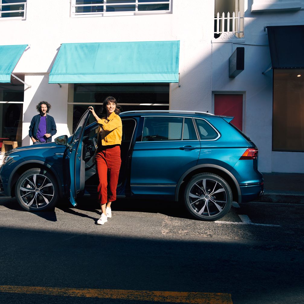 Frau steigt aus VW Tiguan R-Line