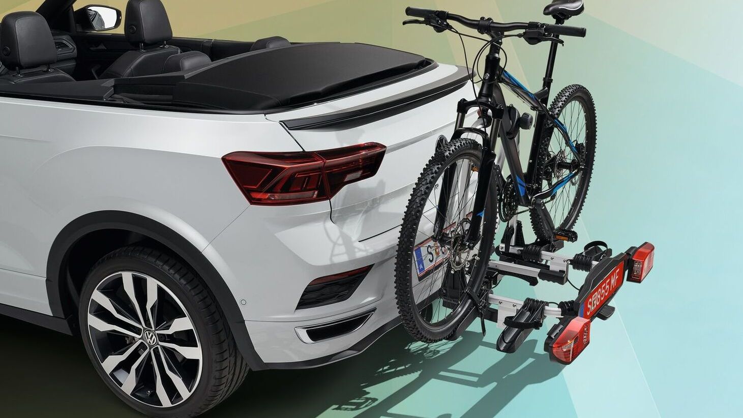 Volkswagen mit Fahrrad auf Fahrradträger