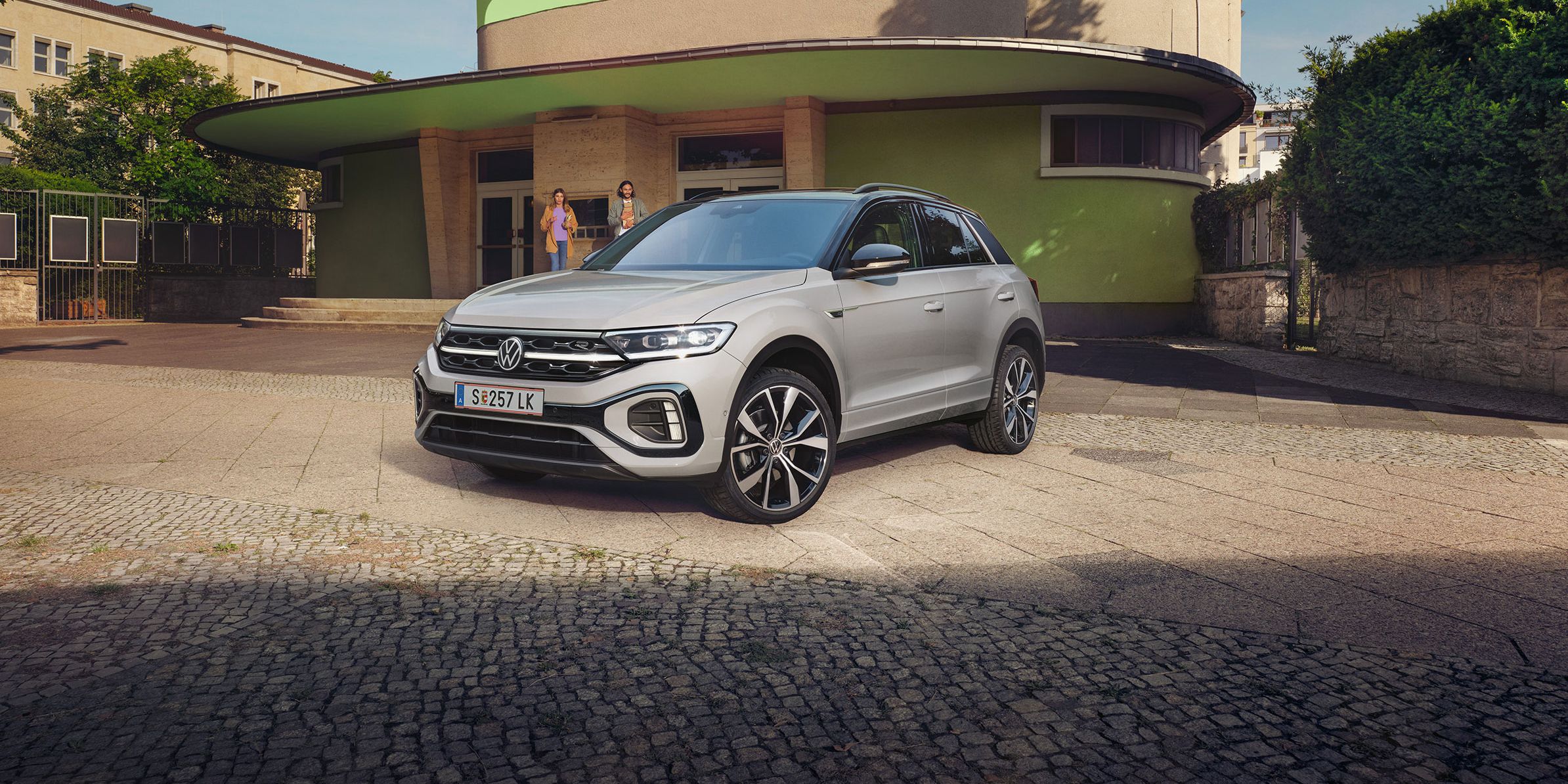 Der VW T-Roc R-Line geparkt vor Gebäude