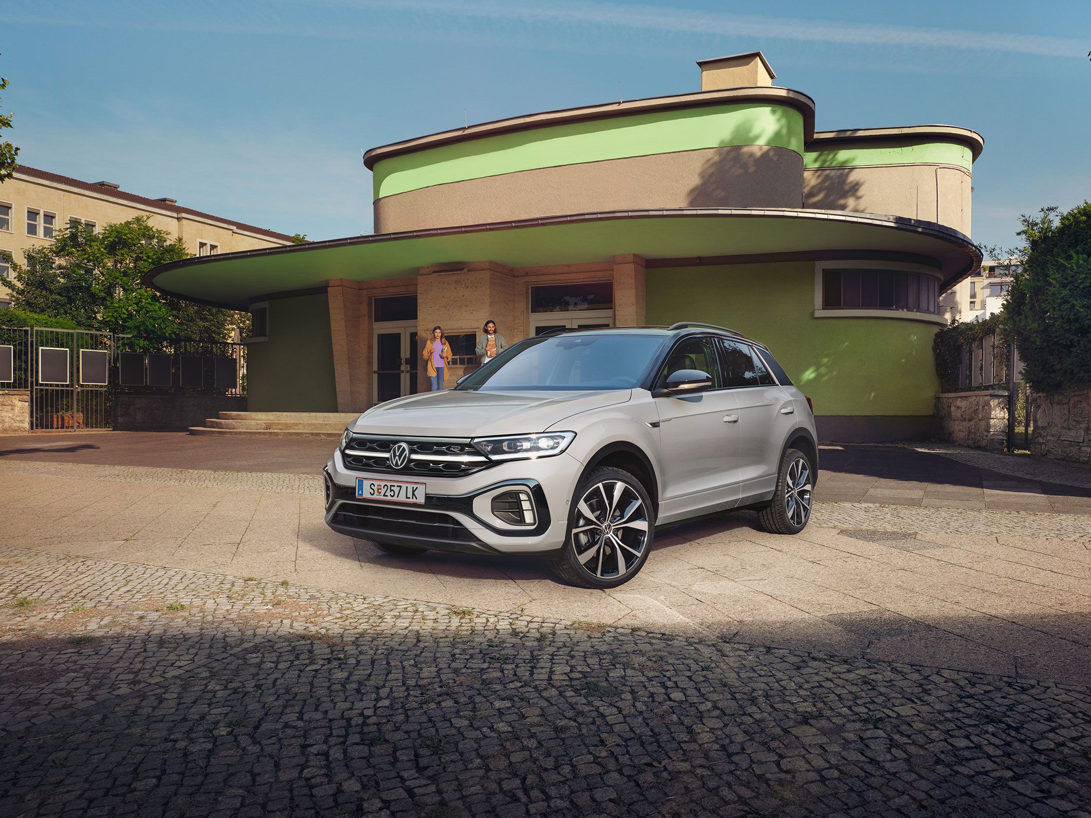 Der VW T-Roc R-Line geparkt vor Gebäude