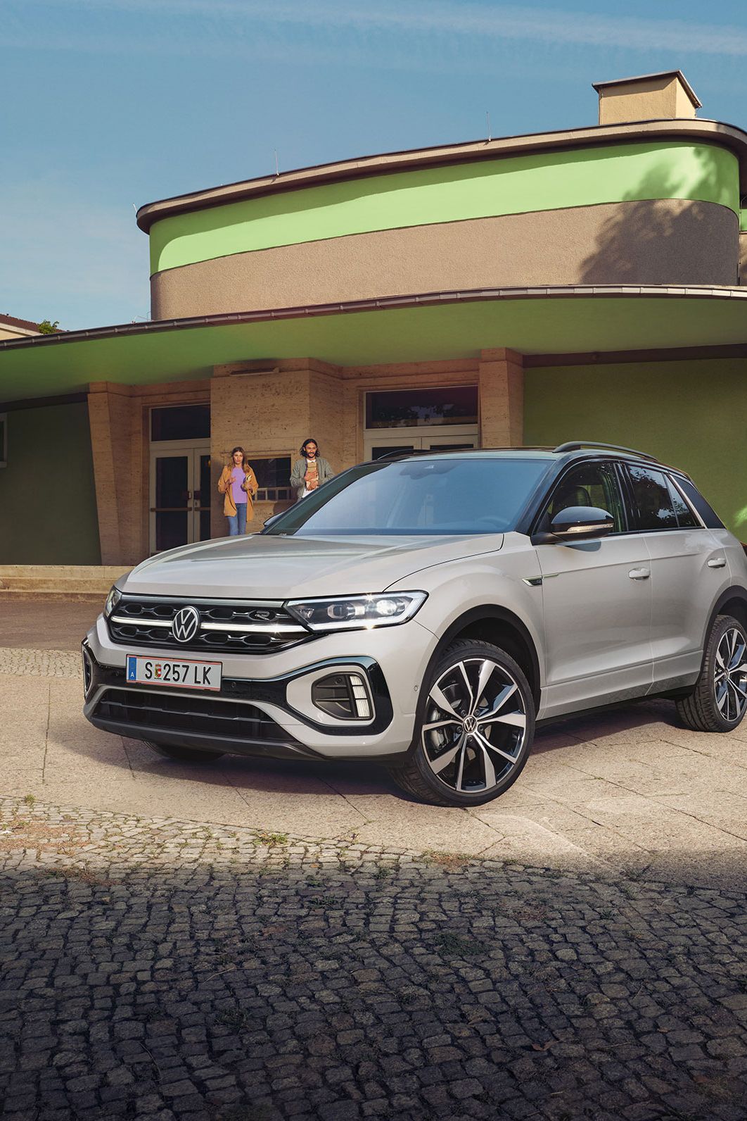 Der VW T-Roc R-Line geparkt vor Gebäude
