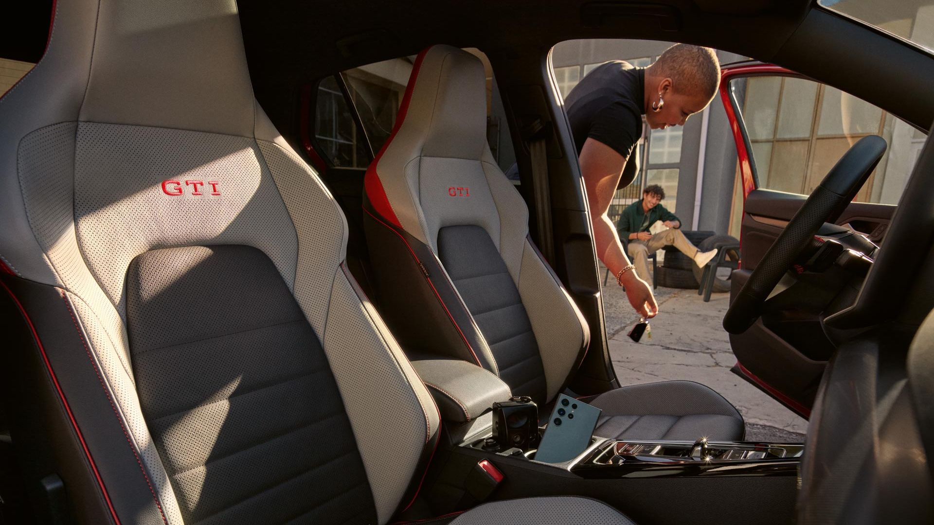 Sedeži v rdečem VW Golfu GTI.